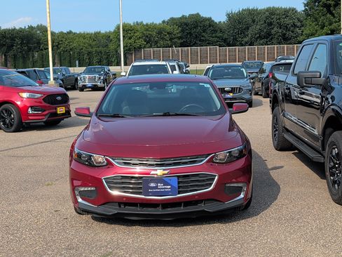 Used 2018 Chevrolet Malibu Premier w/ Premier Sun and Wheel Package FWD image 2
