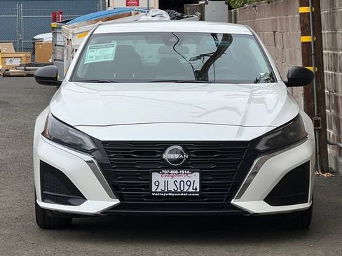 Used 2024 Nissan Altima 2.5 SV FWD image 11
