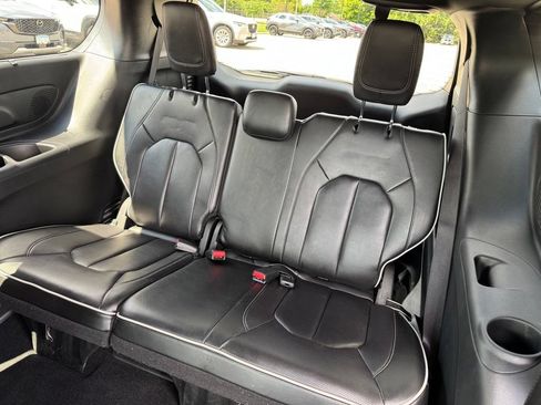 Used 2025 Chrysler Pacifica Limited FWD image 11
