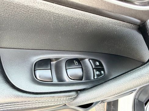 Used 2016 Nissan Rogue SV w/ SV Family Package AWD/4WD image 16