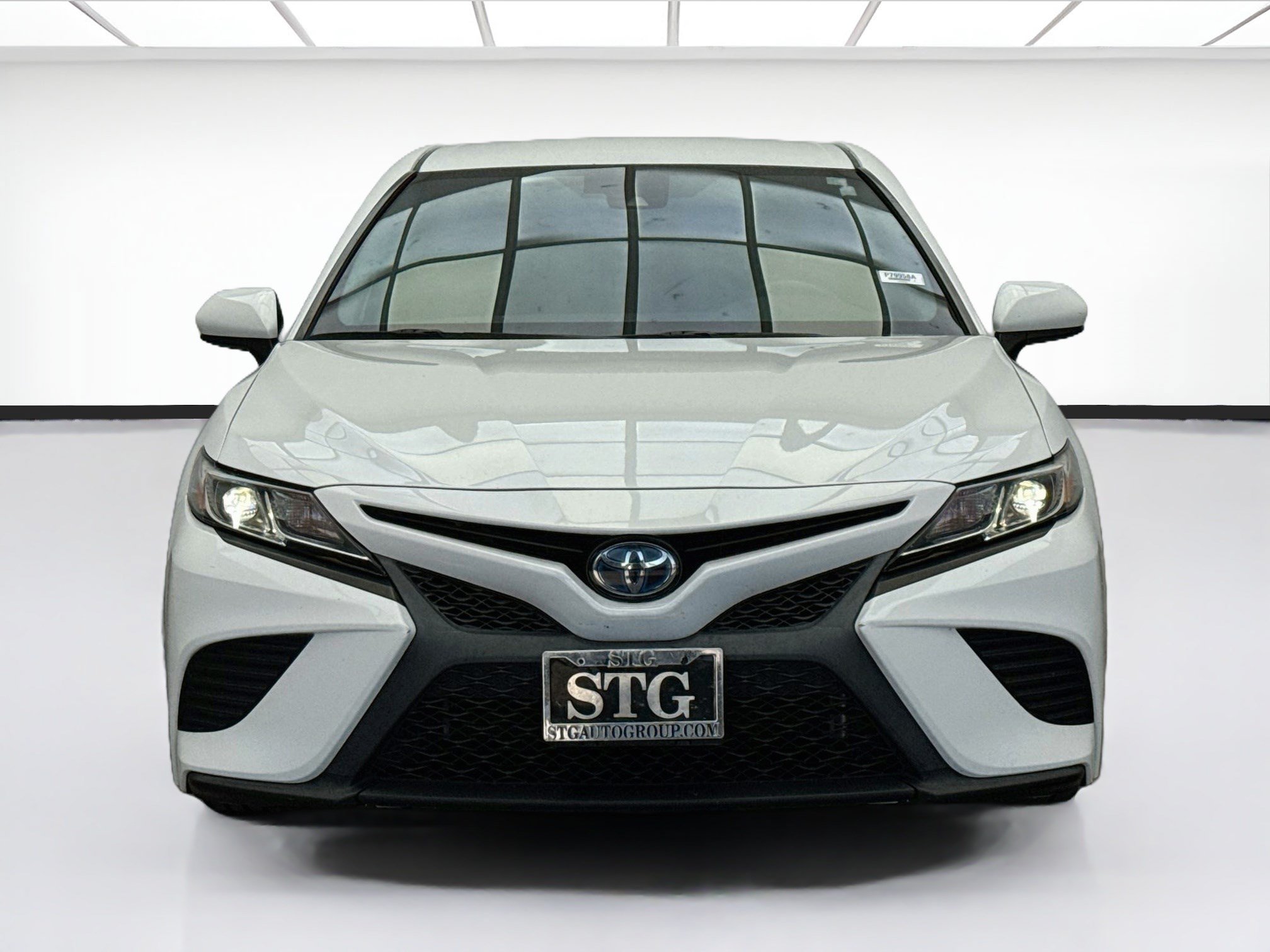 Used 2020 Toyota Camry SE w/ Carpet Mat Package FWD image 2