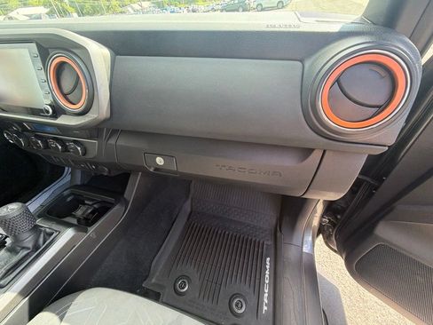 Used 2021 Toyota Tacoma TRD Sport AWD/4WD image 38