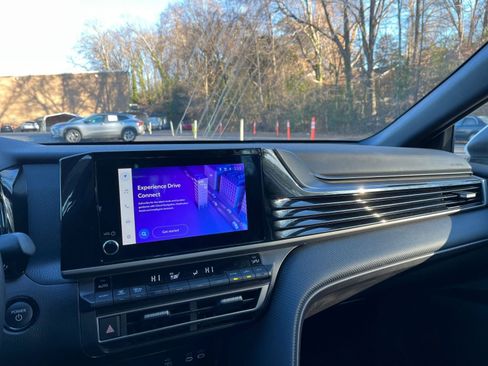 Used 2025 Toyota Camry SE image 17