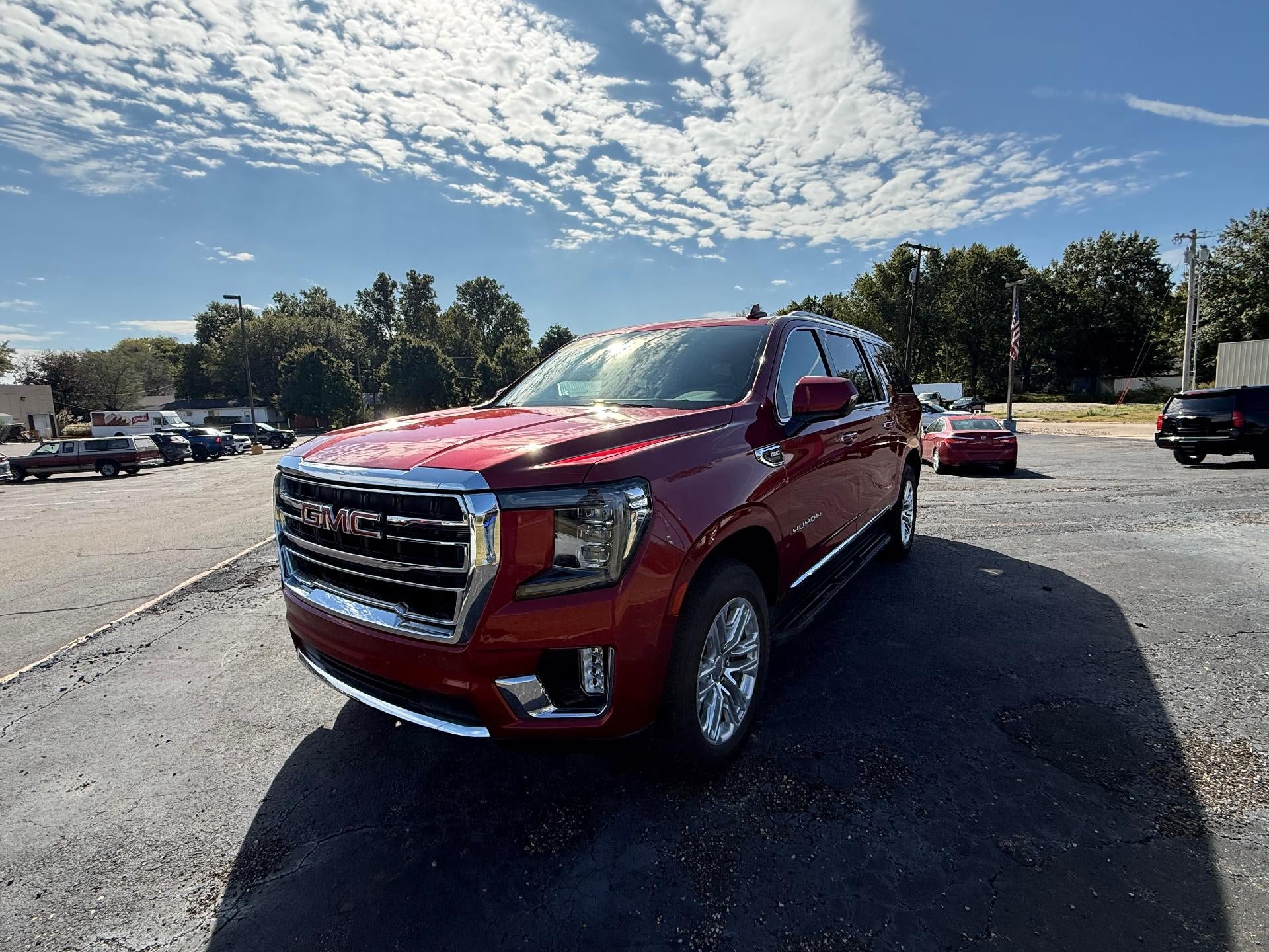 Used 2023 GMC Yukon XL SLT AWD/4WD image 2