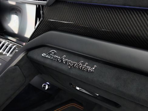 Used 2024 Lamborghini Urus Performante AWD/4WD image 42