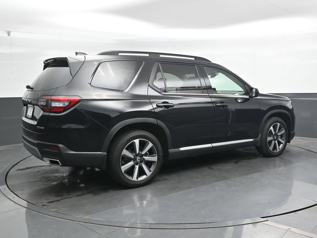 Used 2025 Honda Pilot Touring image 2