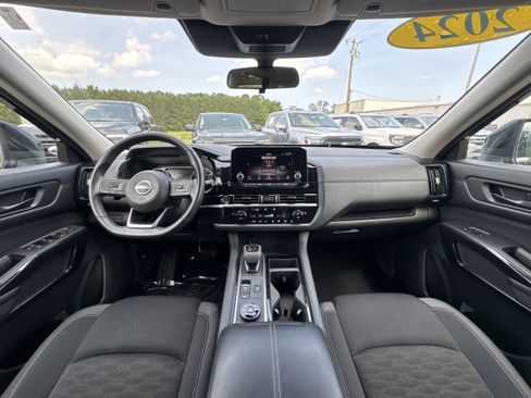 Used 2024 Nissan Pathfinder SV image 11