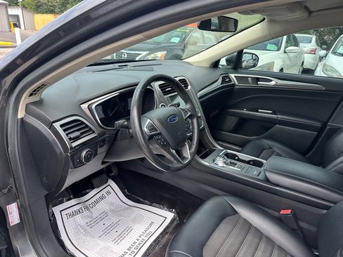 Used 2017 Ford Fusion SE w/ Equipment Group 201A FWD image 7
