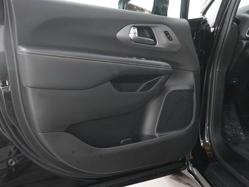 Used 2025 Chrysler Pacifica Select FWD image 22
