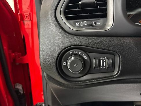 Used 2020 Jeep Renegade Altitude FWD image 11