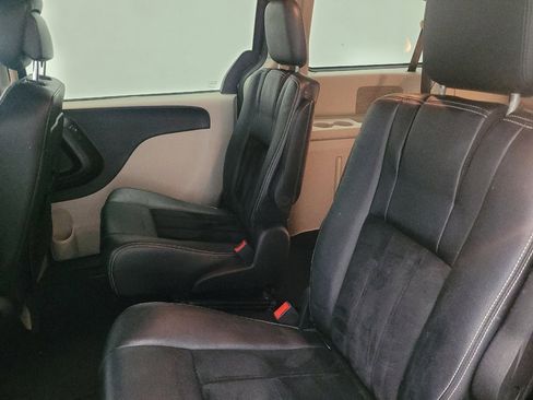Used 2017 Dodge Grand Caravan SXT image 18