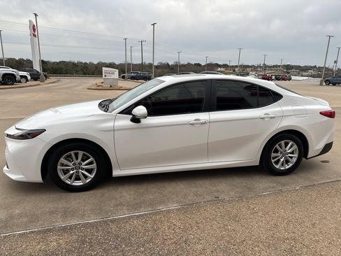 Used 2025 Toyota Camry LE w/ Convenience Package image 4
