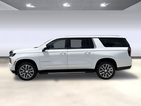 Used 2025 Chevrolet Suburban LT RWD image 2