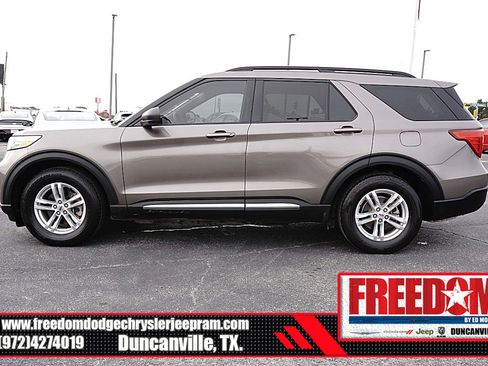 Used 2021 Ford Explorer XLT image 2