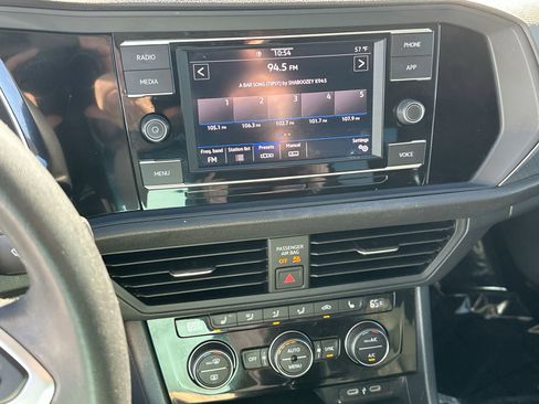 Used 2024 Volkswagen Jetta SE image 16