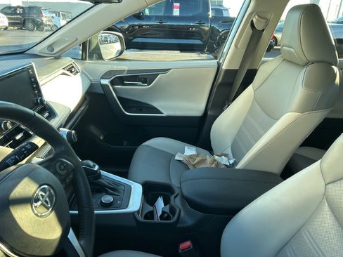Used 2020 Toyota RAV4 Limited image 10