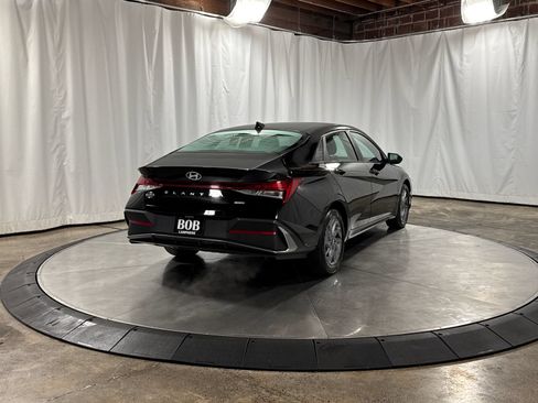 Used 2025 Hyundai Elantra Hybrid FWD image 8