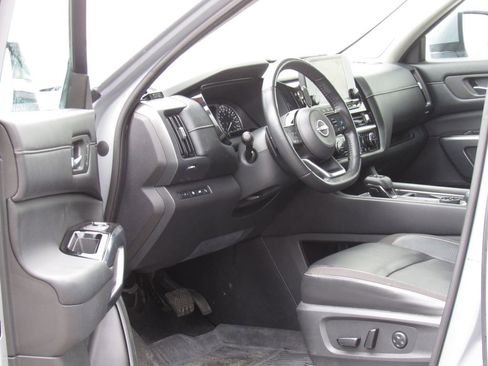 Used 2022 Nissan Pathfinder SL AWD/4WD image 9