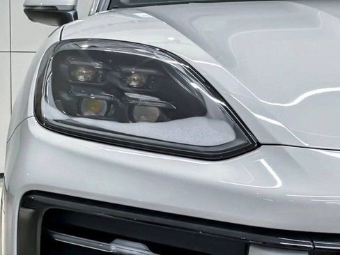 Certified 2025 Porsche Cayenne Coupe image 38