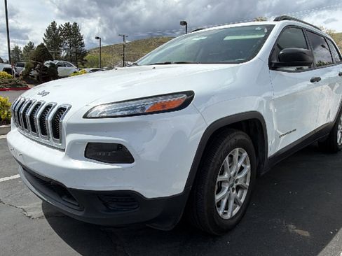 Used 2016 Jeep Cherokee Sport image 4