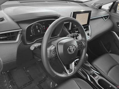 Certified 2025 Toyota Corolla Cross XLE image 10