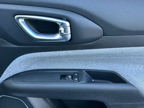 Used 2025 Jeep Compass Latitude image 19