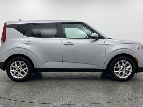 Used 2025 Kia Soul LX w/ LX Technology Package FWD image 11