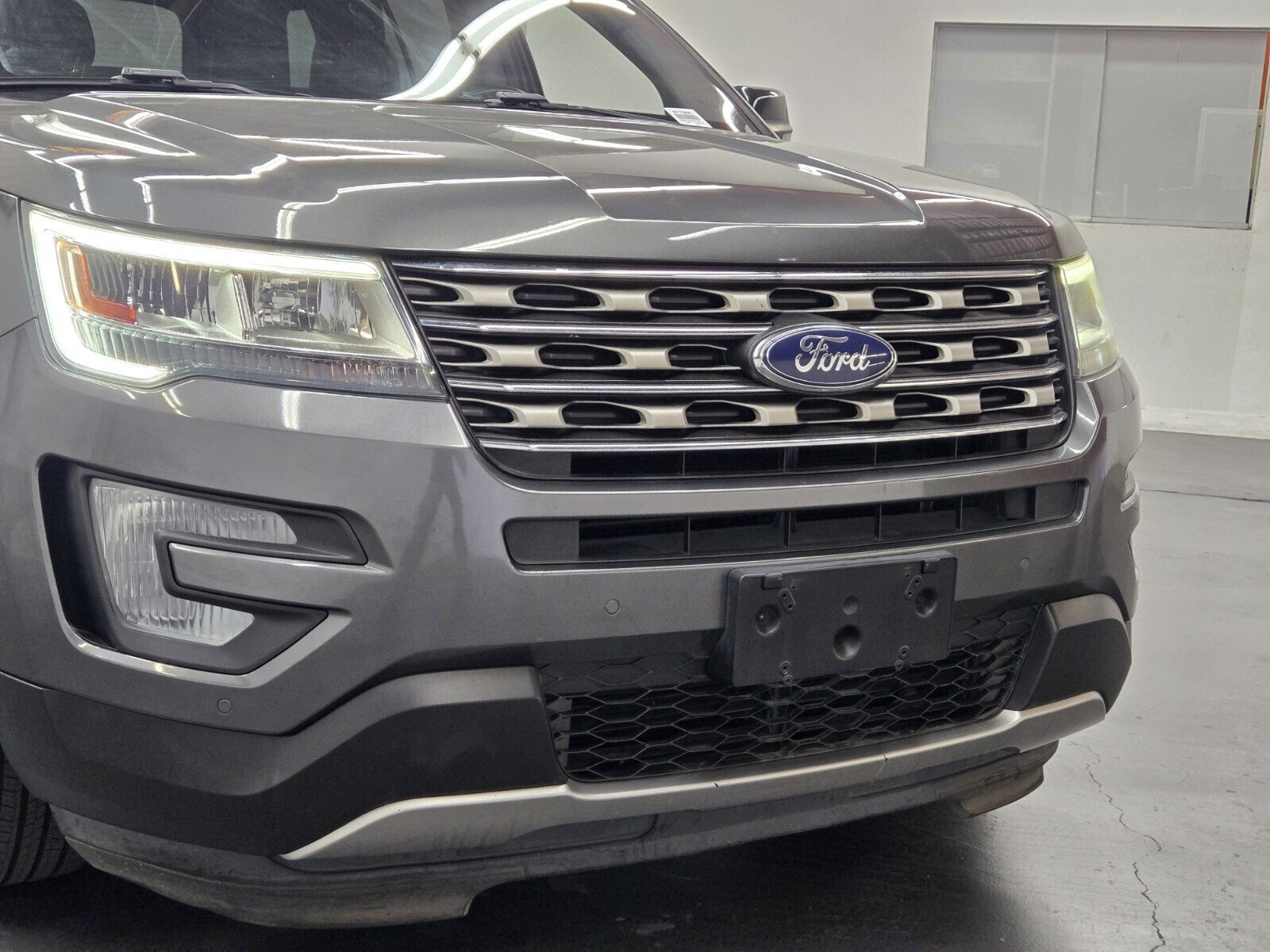 Used 2017 Ford Explorer XLT w/ Equipment Group 202A FWD image 5