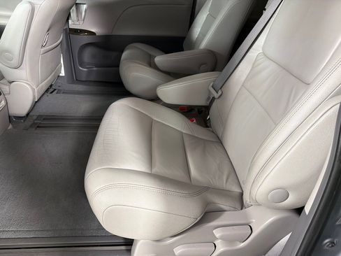 Used 2016 Toyota Sienna XLE w/ XLE Navigation Package FWD image 15