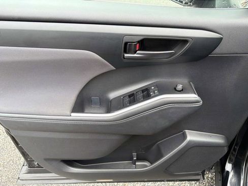 Certified 2025 Toyota Highlander LE FWD image 7