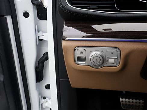 Certified 2025 Mercedes-Benz GLS 580 4MATIC image 38