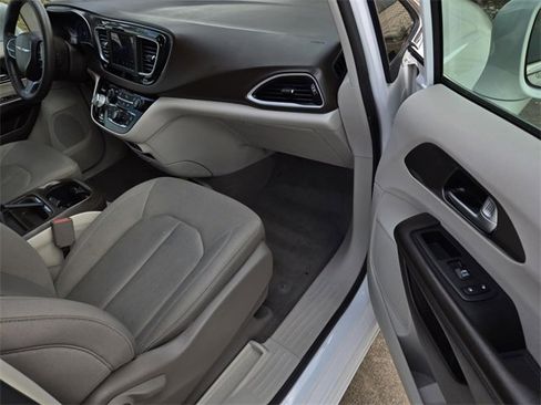 Used 2018 Chrysler Pacifica Touring Plus w/ Tire & Wheel Group image 7