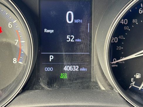 Used 2020 Toyota C-HR XLE FWD image 3