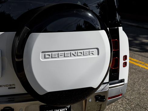 Used 2023 Land Rover Defender 130 SE image 3