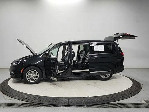 Used 2023 Chrysler Pacifica Limited FWD image 12