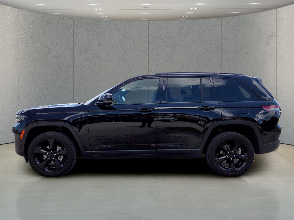 Used 2025 Jeep Grand Cherokee Altitude AWD/4WD image 10