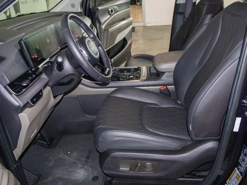 Used 2026 Kia Carnival EX image 8