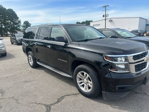 Used 2017 Chevrolet Suburban LT RWD image 2