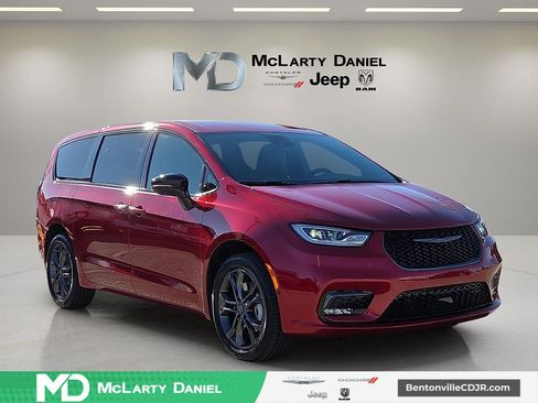 New 2026 Chrysler Pacifica Select image 1