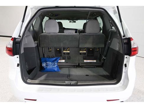 Used 2015 Toyota Sienna L image 25