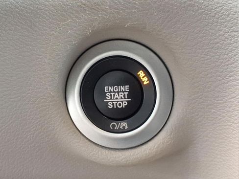 Used 2023 Chrysler Pacifica Touring-L FWD image 25