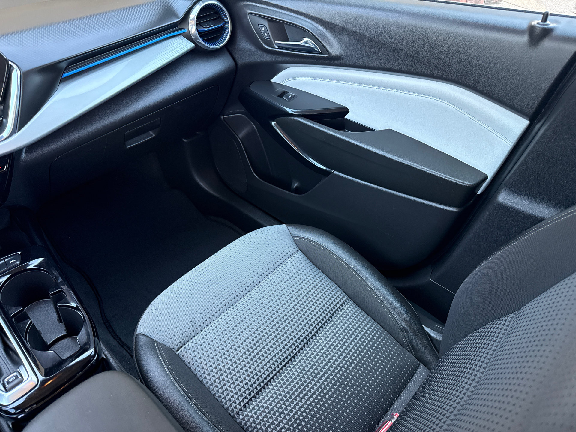 Used 2025 Chevrolet Trax LT FWD image 16