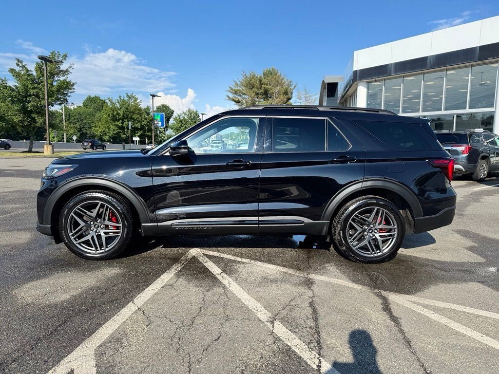 Used 2025 Ford Explorer ST AWD/4WD image 2
