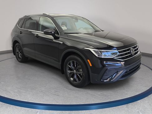 Used 2023 Volkswagen Tiguan SE w/ Panoramic Sunroof Package FWD image 3