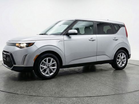 Used 2025 Kia Soul LX w/ LX Technology Package image 3