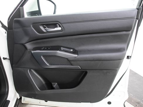 Used 2024 Nissan Pathfinder SL AWD/4WD image 12