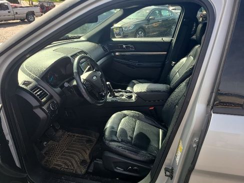 Used 2018 Ford Explorer XLT w/ Equipment Group 202A AWD/4WD image 13