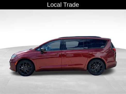 Used 2023 Chrysler Pacifica Limited w/ S Appearance Package FWD image 2