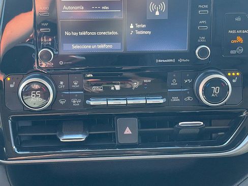 Used 2020 Toyota Highlander XLE image 25