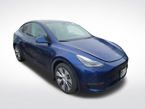 Used 2024 Tesla Model Y Long Range AWD/4WD image 3